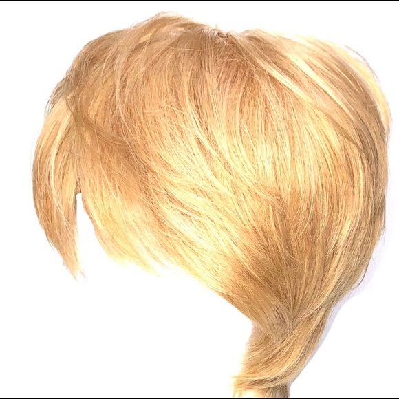 BLONDE SHORT LAYERED WIG - Picture 2 of 11